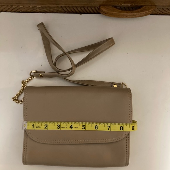 Liz Claiborne Tan Crossbody Bag with Gold Accents - Picture 5 of 5
